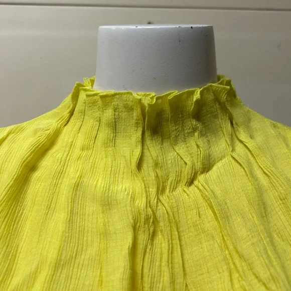 2/$20❤️- SHIRT | Women’s Amaryllis shirt size medium - Picture 4 of 6